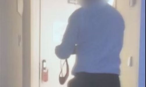 Ισπανία: Τουρίστρια κατέγραψε υπάλληλο ξενοδοχείου να μυρίζει και να της κλέβει τα εσώρουχα