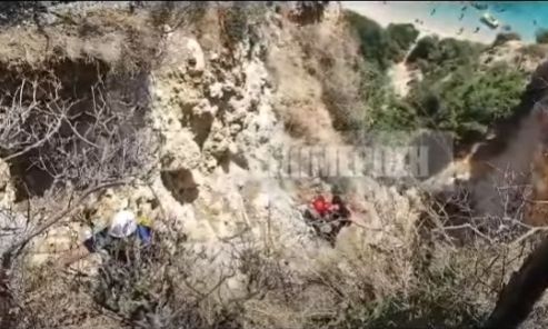 Κέρκυρα: Καρέ-καρέ ο απεγκλωβισμός 24χρονης από γκρεμό στους Γιαννάδες
