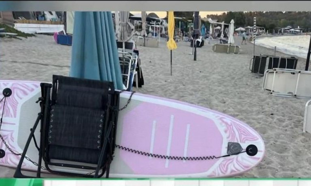 Αλυσοδένουν τις θέσεις τους στην άμμο στις παραλίες!