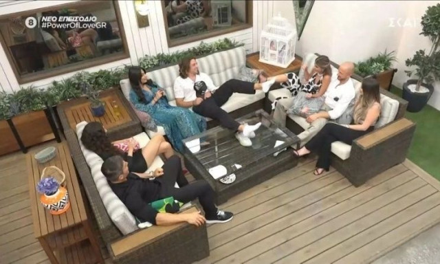 Power of love: Η μυρωδιά από τις κάλτσες του Γιώργου έβγαλε νοκ άουτ τη Σωτηρία