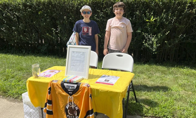 ΗΠΑ: 12χρονος έγινε «παγωτατζής» για χάρη του αυτιστικού αδερφού του - Στο πλευρό του ολόκληρη πόλη