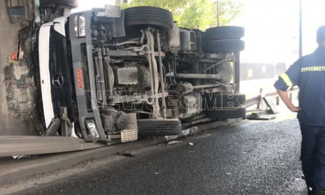 Κίνηση στους δρόμους: «Στο κόκκινο» ο Κηφισός μετά από ανατροπή νταλίκας