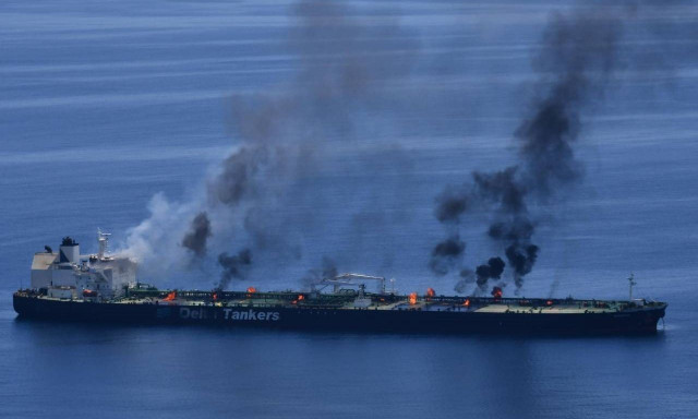 SOS για μεγάλη ρύπανση μετά το χτύπημα στο ελληνικό δεξαμενόπλοιο