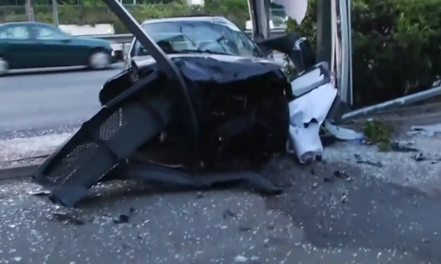 Σοβαρό τροχαίο στην Κηφισίας: ΙΧ «καρφώθηκε» σε στάση λεωφορείου στο ύψος του Παλαιού Ψυχικού