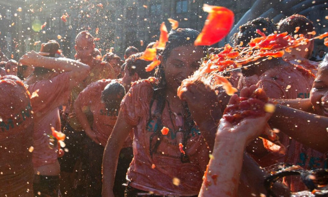 Ισπανία: Χιλιάδες "μαχητές" έβαψαν κόκκινους τους δρόμους του Μπουνιόλ στο παραδοσιακό φεστιβάλ Τομα