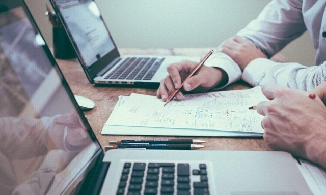 «Κούρεμα» στον φόρο εισοδήματος για 700.000 επαγγελματίες - Καταργείται το τέλος επιτηδεύματος