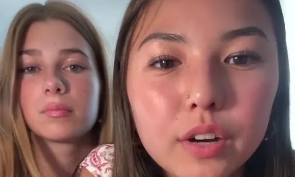 Απίστευτο! Κι όμως είναι δίδυμες - Η μία ξανθιά γαλανομάτα κι η άλλη Ασιάτισσα