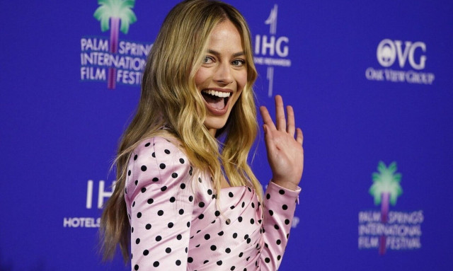 Μάργκοτ Ρόμπι: Με φουσκωμένη κοιλίτσα στην Σαρδηνία, λίγο πριν γίνει μητέρα