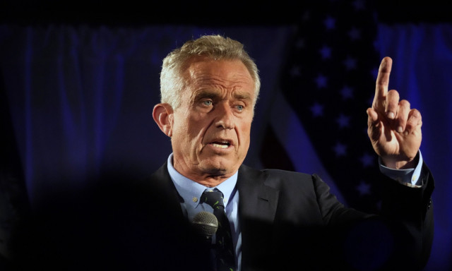 Έξαλλοι οι περιβαλλοντολόγοι με τον Ρόμπερτ Κένεντι: Έκοψε το κεφάλι νεκρής φάλαινας με αλυσοπρίονο