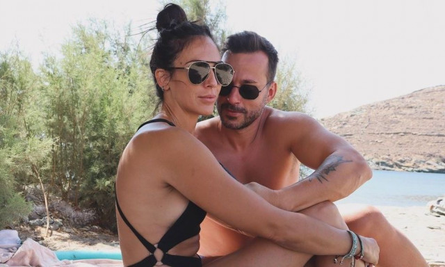 Ανθή Βούλγαρη: Με μαύρο αποκαλυπτικό μαγιό στην πισίνα με τον σύζυγό της