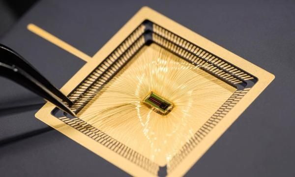 Μικροσκοπικό τσιπ ανάγνωσης μυαλού μετατρέπει τις σκέψεις σε κείμενο με ακρίβεια 91%