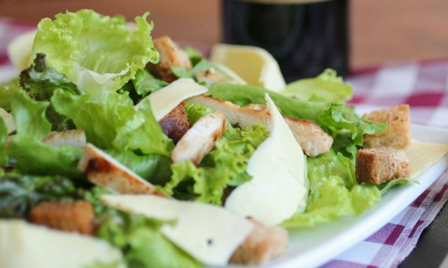 Το ήξερες; Η σαλάτα του Καίσαρα δεν πήρε το όνομά της από τον Ιούλιο Καίσαρα - Ποιος είναι ο «νονός»