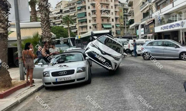Πειραιάς: Αυτοκίνητο έπεσε πάνω σε σταθμευμένο ΙΧ και σηκώθηκε στις δύο ρόδες