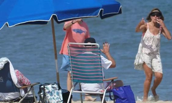 Τζο Μπάιντεν: Στην παραλία με πτυσσόμενο καρεκλάκι - «Πρόγευση για συνταξιοδότηση», του γράφουν