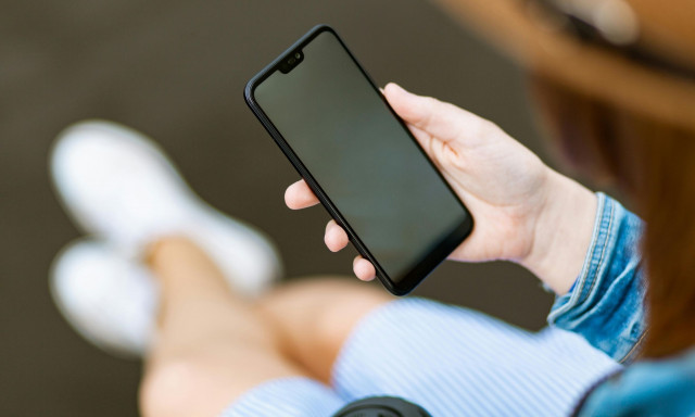 Μην αγνοείς ποτέ αυτή την ένδειξη στο κινητό του - Μπορεί να σε κατασκοπεύουν