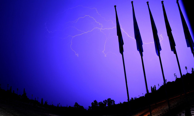 Σαρώνει η κακοκαιρία στην Αττική - Κατακλυσμός και αστραπόβροντα σε πολλές περιοχές