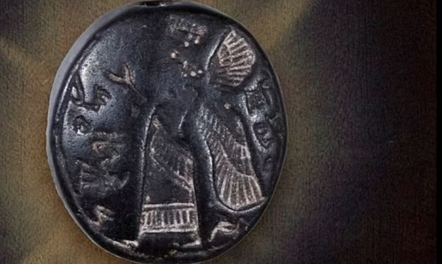 Το μυστικό της μαύρης πέτρινης σφραγίδας και ο πολεμιστής της Βίβλου με σύμβολο τον «δαίμονα»