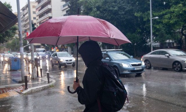 Καιρός - Αυτές είναι οι περιοχές και οι ώρες που θα «ρίξει καρέκλες»