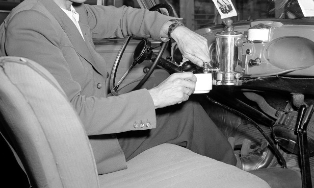 Η αλήθεια για την κλήση αν πίνεις καφέ στο αμάξι - Τι ισχύει για μπουφάν, σαγιονάρες και... στολές!