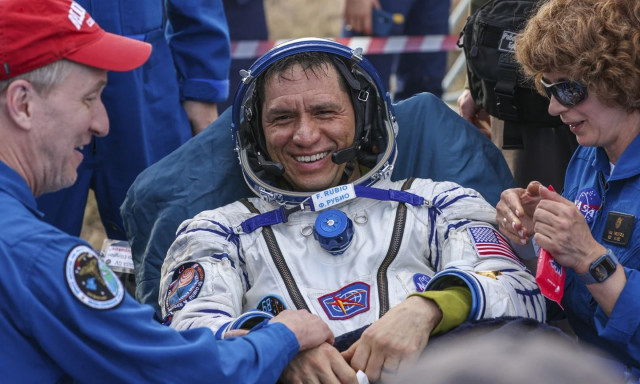 Αστροναύτης με «ρεκόρ» παραμονής στο διάστημα, συμβουλεύει τους εγκλωβισμένους συναδέλφους του