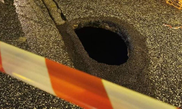 Σεπόλια: Καθίζηση σε δρόμο λόγω σπασμένου αγωγού της ΕΥΔΑΠ