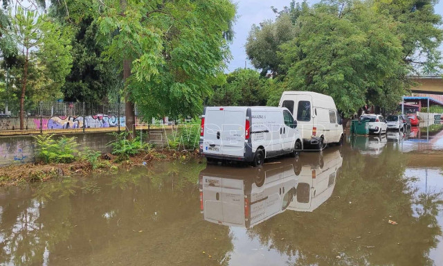 Καιρός: Πλημμύρες στο Μοσχάτο - Δρόμοι ποτάμια - Πότε σταματά η βροχή στην Αττική