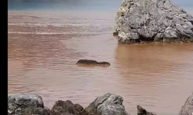 Κακοκαιρία: Απόκοσμο θέαμα στην Κρήτη - Κοκκίνισε η θάλασσα