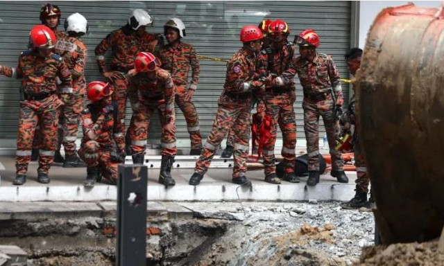 Μαλαισία: Επικίνδυνη η επιχείρηση διάσωσης για τη γυναίκα που «χάθηκε» σε τρύπα βάθους 8 μέτρων