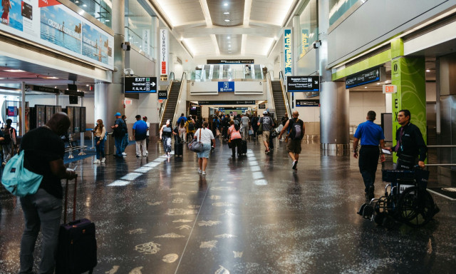 Πτήσεις: Τι αλλάζει από σήμερα στα αεροδρόμια της ΕΕ για χειραποσκευές και υγρά