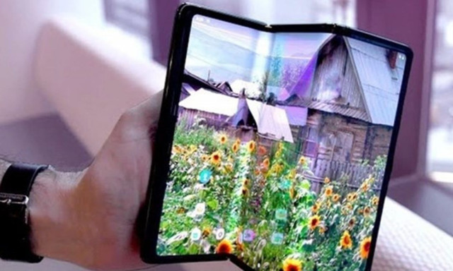 «Επανάσταση» στην κινητή τηλεφωνία: Έρχονται τα... Triplex! To πρώτο μοντέλο θα κυκλοφορήσει φέτος