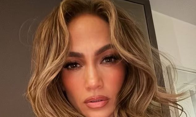 Η Τζένιφερ Λόπεζ ποζάρει με τολμηρό μαγιό και δείχνει στον Μπεν Άφλεκ τι έχασε