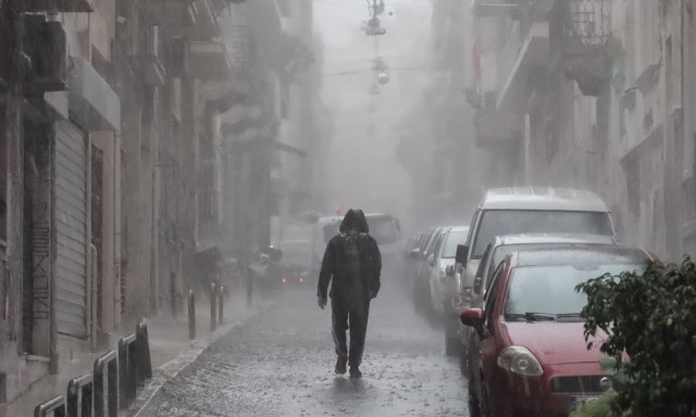 Καιρός: Από αύριο ζέστη και μπόρες, αλλά ριζική αλλαγή μετά το πρώτο δεκαήμερο - Τι έρχεται