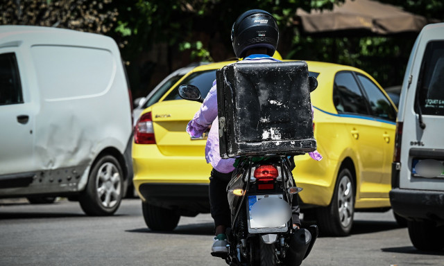 Επίθεση σε διανομέα στην Πάτρα: Τον πέταξε σε κάδους και του έριξε μπουνιά