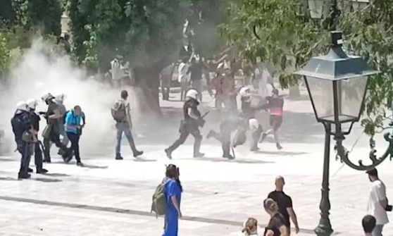 Επεισόδια στο Σύνταγμα με τα ΜΑΤ και το κίνημα «Συντακτική Εθνοσυνέλευση-Άμεση Δημοκρατία» (vid)