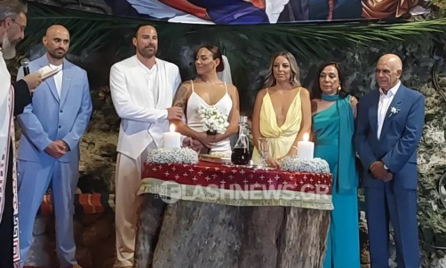 Χανιά: Νύφη ντύθηκε η Ευριδίκη Βαλαβάνη - Στα λευκά ο Γρηγόρης Μόργκαν