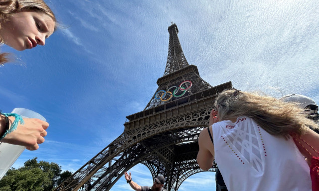 Παρίσι: «Πόλεμος» για τους Ολυμπιακούς δακτύλιους στον Πύργο του Άιφελ - Διχασμένη η Πόλη του Φωτός