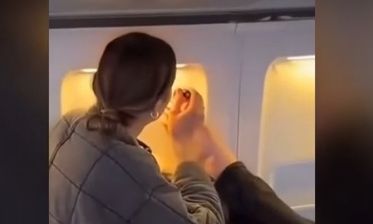 Επιβάτης σε πτήση πήρε... το μάθημά του - Άπλωσε τα πόδια του και του έβαψαν τα νύχια