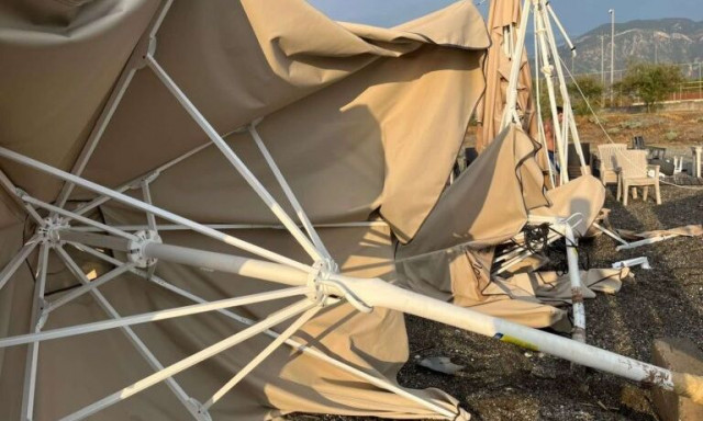 Καλαμάτα: Ζημιές σε καταστήματα από το μπουρίνι στη Δυτική Παραλία