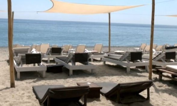 Χαλκιδική: Υπάλληλος beach bar έσκασε τα λάστιχα αυτοκινήτου κλιμακίου του ΣΔΟΕ
