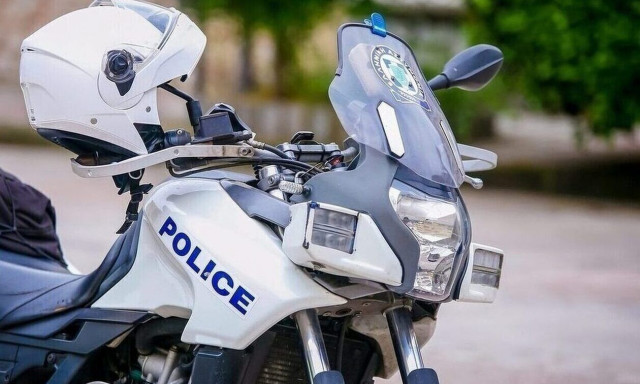 Κινηματογραφική καταδίωξη στην Αττική οδό: Πολυτελές όχημα έσπασε τις μπάρες