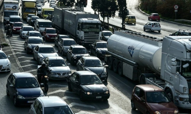 Χάος στον Κηφισό: Βλάβη σε φορτηγό προκάλεσε ουρές χιλιομέτρων