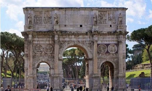 Η Αψίδα του Κωνσταντίνου υπέστη ζημιές κατά τη διάρκεια σφοδρής καταιγίδας στη Ρώμη