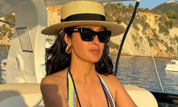 Σάλμα Χάγιεκ: Ποζάρει με μπικίνι για τα γενέθλιά της και «ρίχνει» το ίντερνετ - Έκλεισε τα 58