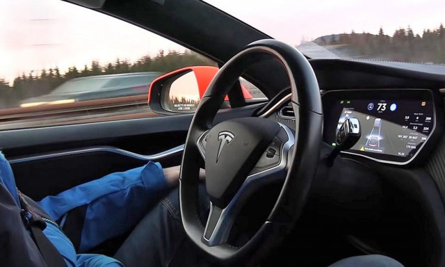 Η αστυνομία ακινητοποίησε Tesla Model 3 με κοιμισμένο οδηγό με επέμβαση στο Autopilot!