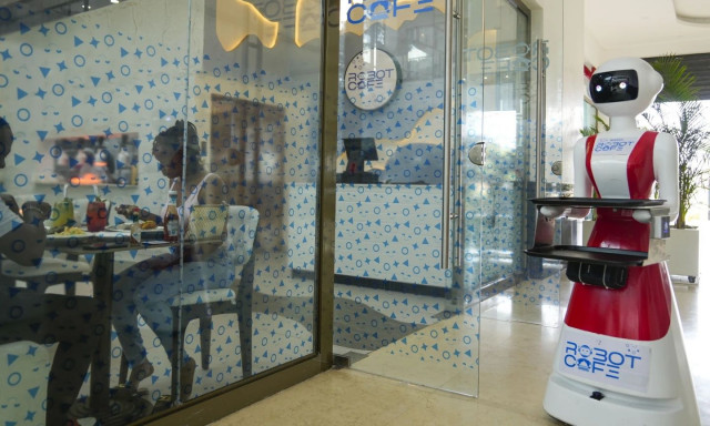 Κένυα: Ρομπότ-σερβιτόροι τραβάνε την προσοχή πελατών - Τι σημαίνει αυτό για την ανθρώπινη εργασία