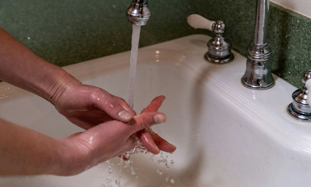 ΕΟΦ: Τα απολυμαντικά χεριών δεν αντικαθιστούν το πλύσιμο - Αυτή είναι η ορθή χρήση τους
