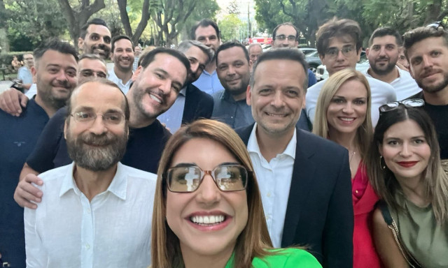 Η selfie της Γεωργίας Πολυτάνου με τον Δούκα και τους συνεργάτες του