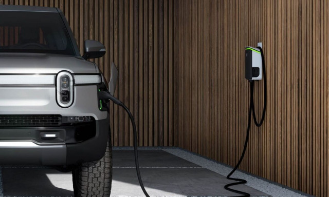 H μείωση του κόστους των μπαταριών συμπαρασύρει τις τιμές των ηλεκτρικών οχημάτων