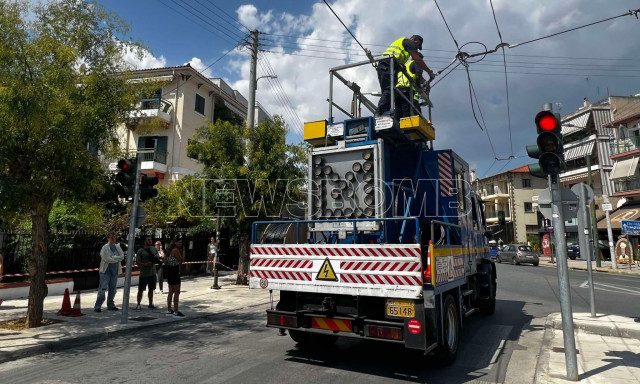Δήμαρχος Νέας Φιλαδέλφειας: «Η κολώνα ήταν σάπια - Κόπηκε με... μαχαίρι από τη ρίζα»