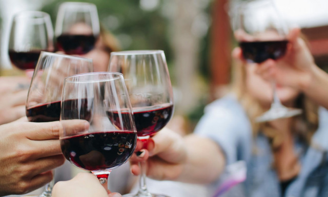 Κρήτη: Αγόρασε κρασί αλλά στο μπουκάλι βρήκε νερό - Τι είπε ο καταναλωτής